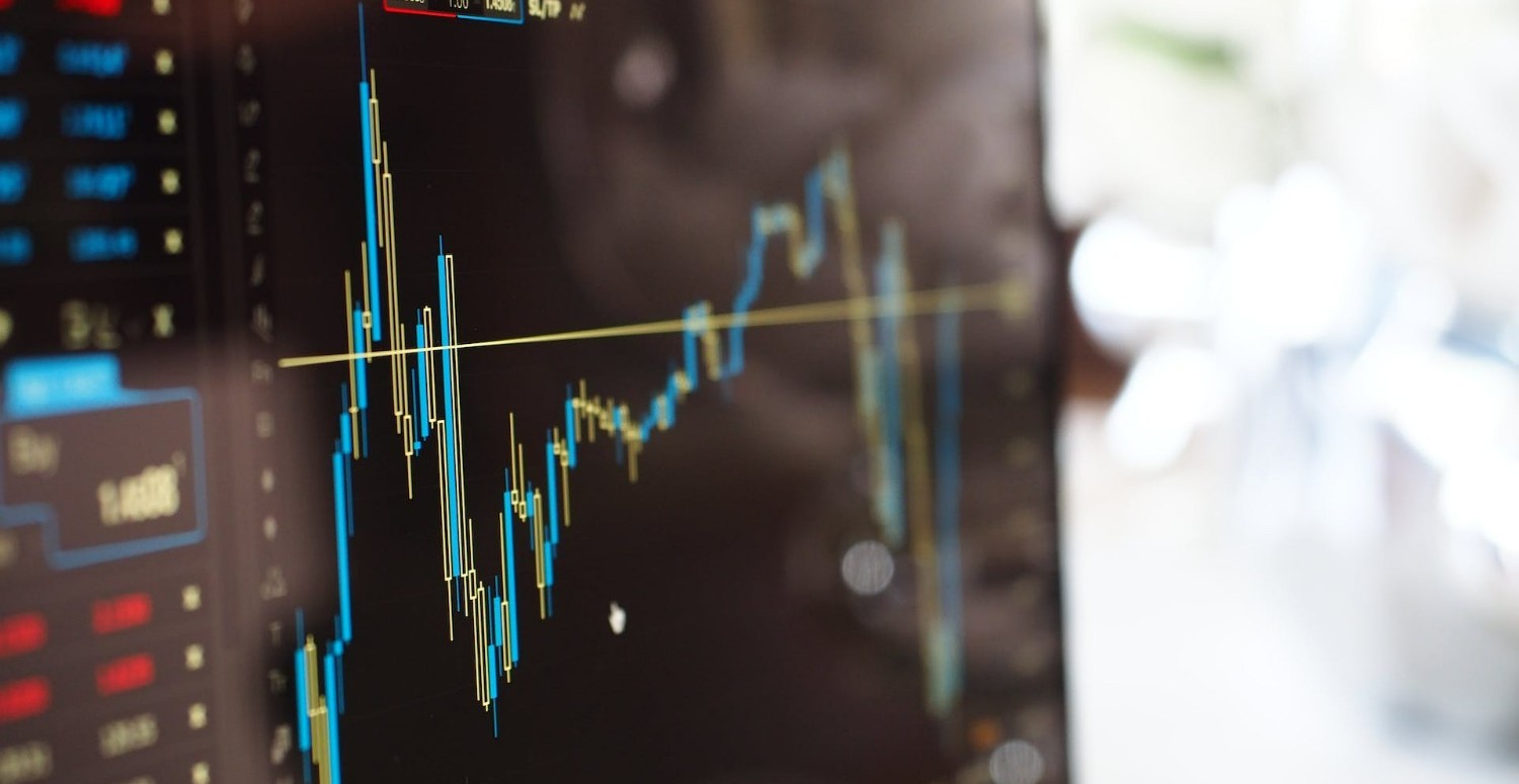 Taxa Selic cai para 12,25% ao ano após novo corte do Copom Copom reduz Selic para 12,25% ao ano