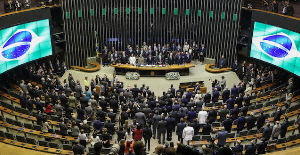 O MEI é uma forma de formalizar e dar direitos básicos a trabalhadores sem carteira assinada.