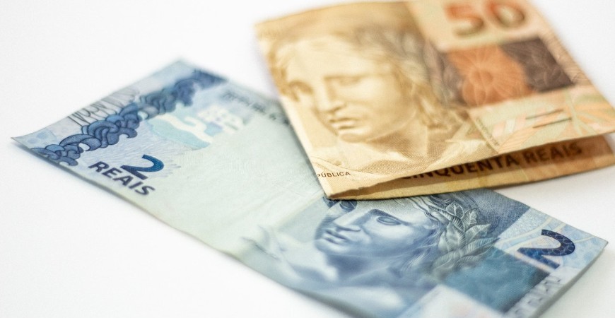 Segunda parcela do 13º salário cai nesta terça-feira; entenda os descontos