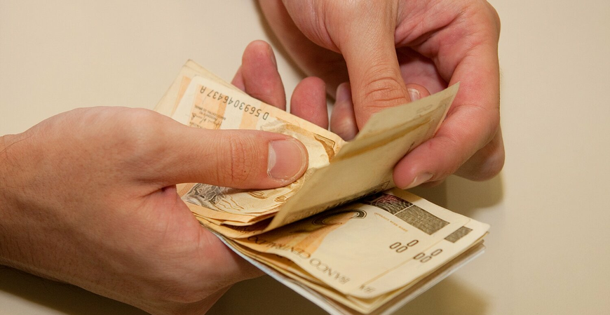 Oito em cada dez profissionais de finanças veem seu salário ficar estável, revela pesquisa 