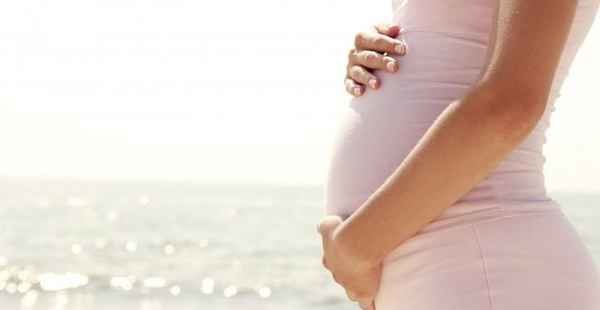 O que acontece quando a empregada descobre estar grávida durante o aviso prévio?