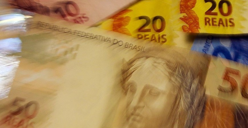 43% dos brasileiros planejam usar 13º salário para pagar dívidas
