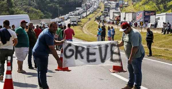 Greve dos caminhoneiros provoca estragos na economia e deve dificultar retomada