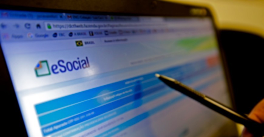 Ministro do Trabalho diz que vai adiar implantação da nova fase do eSocial
