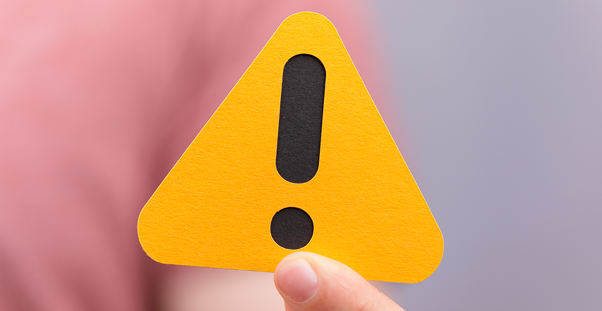 Quais as consequências da advertência por falta injustificada no ambiente de trabalho?