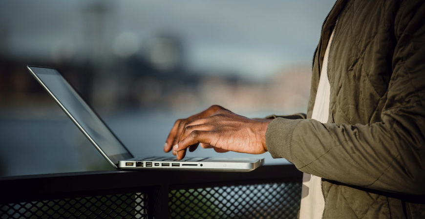 Tendências na aquisição de softwares apontam para maior investimento em 2024 e foco em programas de marketing, mostra estudo