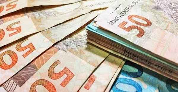 Salário mínimo nacional fica em R$ 998; previsão era de R$ 1.006