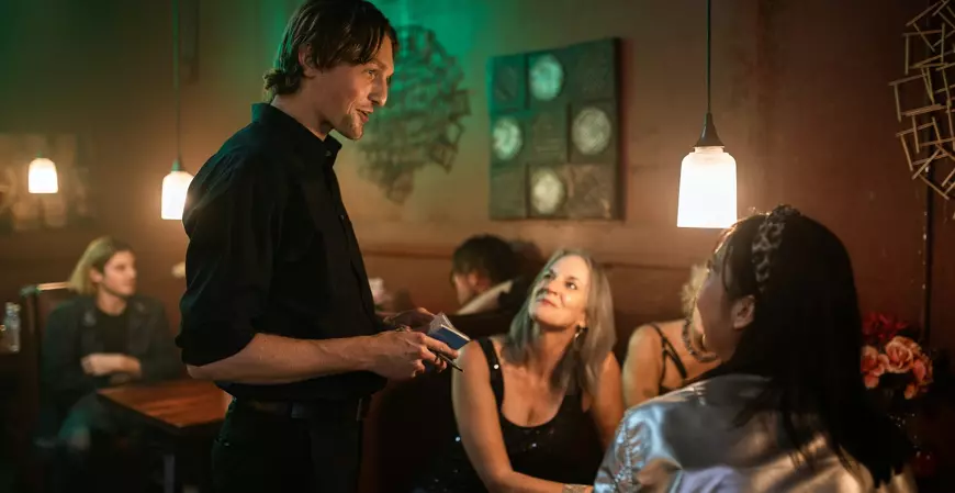 Bares e restaurantes têm crescimento significativo de empregos, de acordo com dados do CAGED e da PNAD Contínua