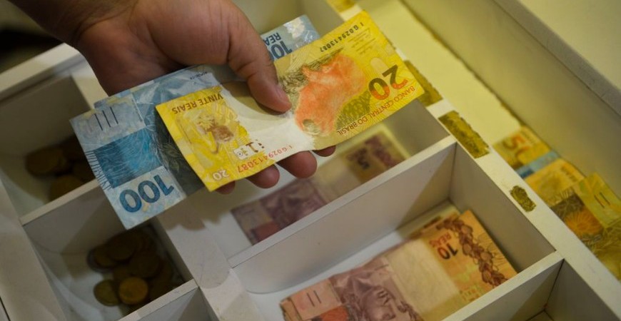 Brasileiros acreditam em aumento de salário e inflação mais branda em 2023 mesmo com crise; veja estudo