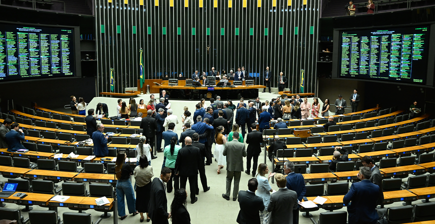 Câmara aprova fim da escala 6x1; veja proposta que avança ao Senado