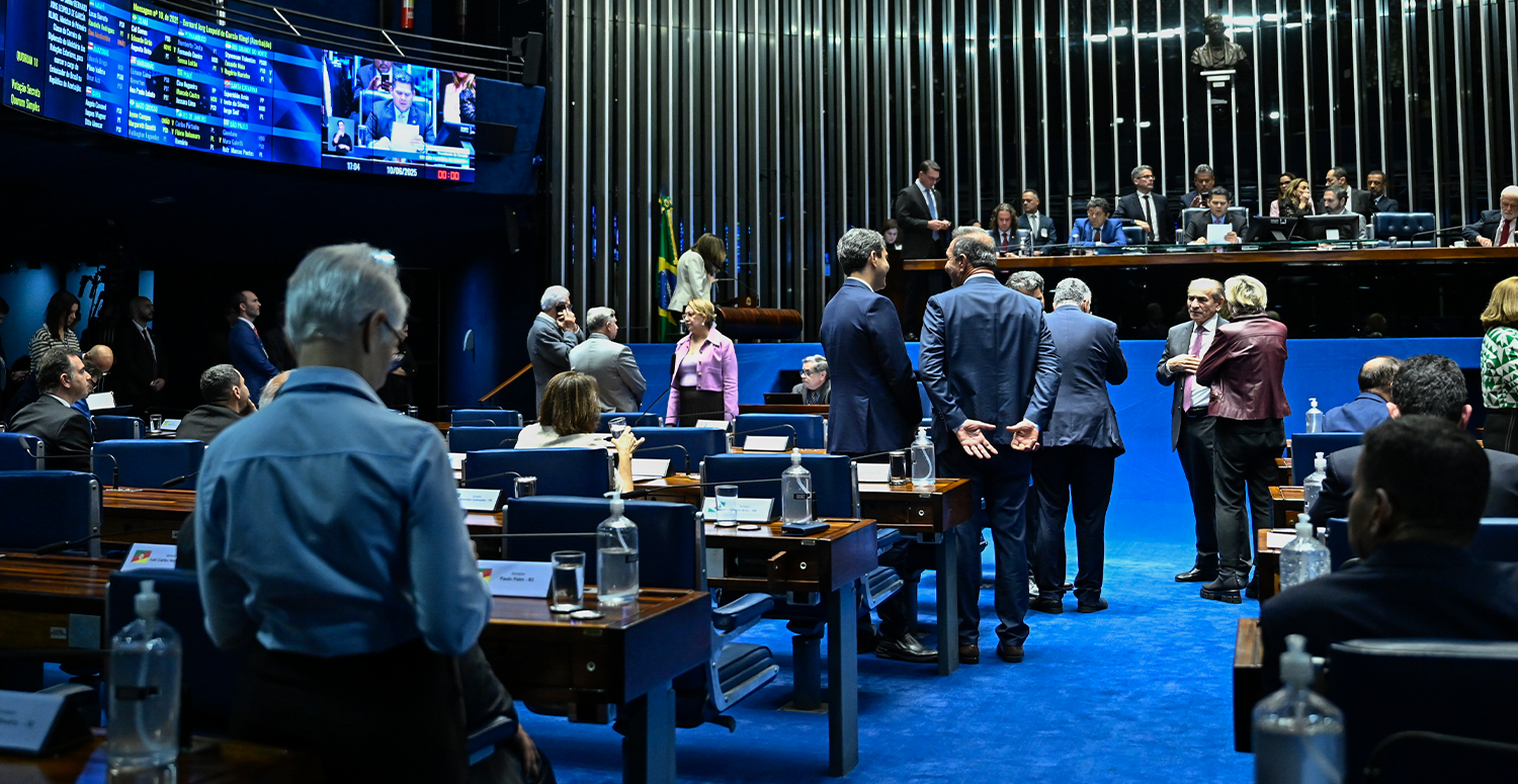 Câmara aprova mudanças na CLT e no imposto sindical
