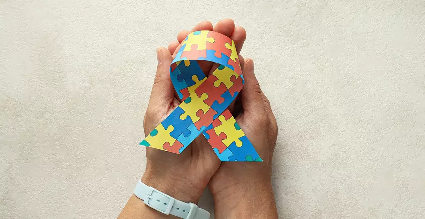 Benefício fiscal para famílias com TEA: comissão autoriza dedução de medicamentos no IRPF