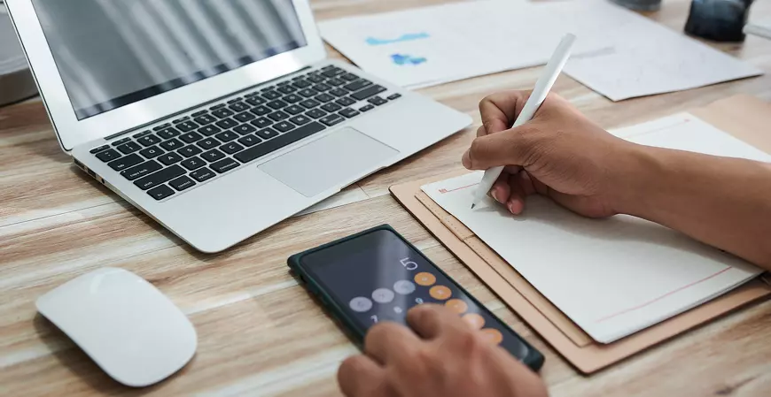Como é feito o cálculo da segunda parcela do 13º salário?