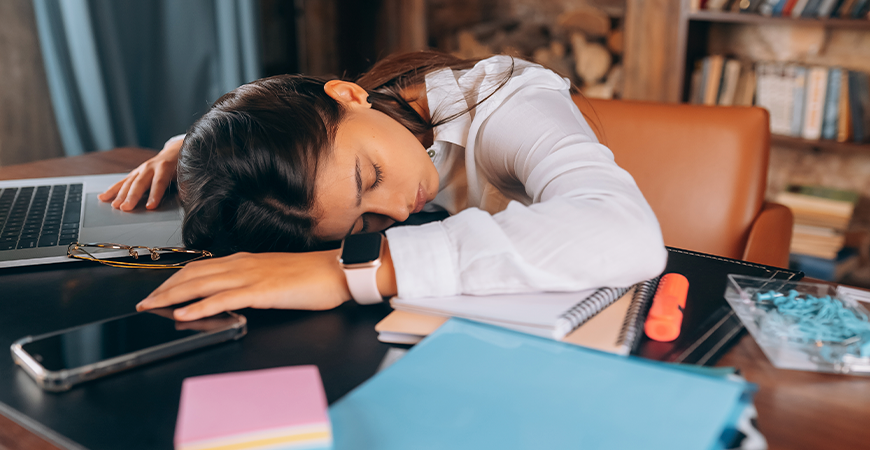 Dormir durante o expediente aumenta a produtividade, revela estudo