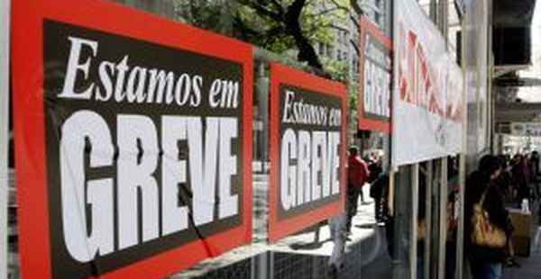 A empresa pode descontar falta do empregado por causa da greve?