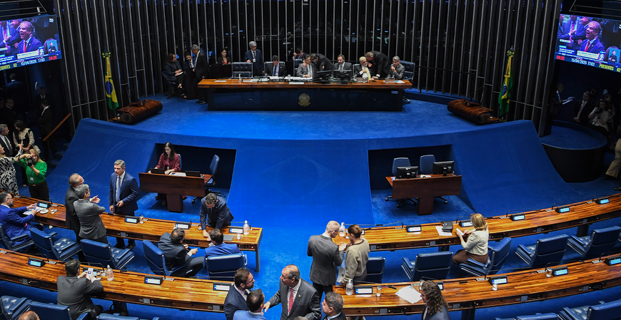 Fim da escala 6x1: votação é adiada na CCJ após pedido de vista