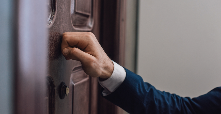 INSS alerta para golpe com falsos servidores em residências