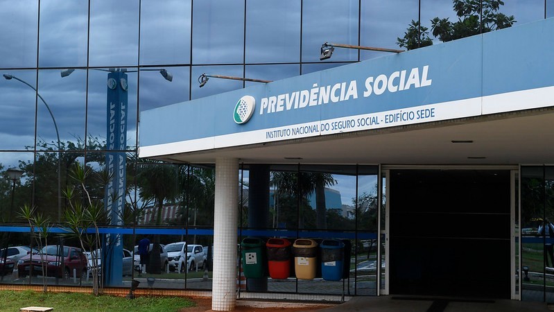 INSS volta atrás e mantém atendimento ao público