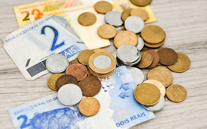 Metade dos brasileiros mais ricos não investem