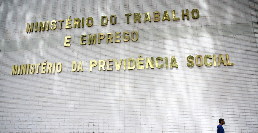 MTE adia para 2026 regra que altera trabalhos em feriados