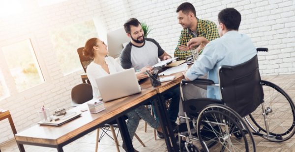 Especialistas divergem sobre proposta do governo que desobriga empresas a cumprirem cotas para pessoas com deficiência