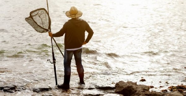 Mais de 50 mil pescadores artesanais afetados pelo óleo no litoral brasileiro terão direito a parcelas extras de seguro defeso