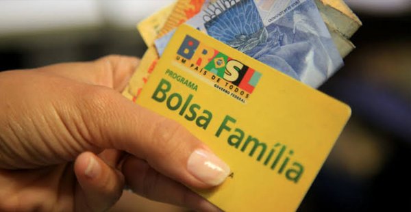 Bolsa Família: Governo estuda aumentar benefício para R$400