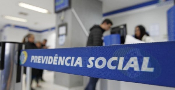 Governo vai selecionar servidores aposentados para acelerar atendimento no INSS