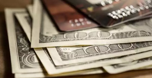 Dólar: Cartão de crédito passa a usar cotação do dia da compra