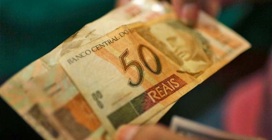 Salário-mínimo: Presidente sanciona lei que reajusta valor para R$1.045
