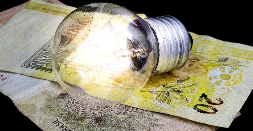 Famílias carentes pagam conta de luz com Auxílio Emergencial 