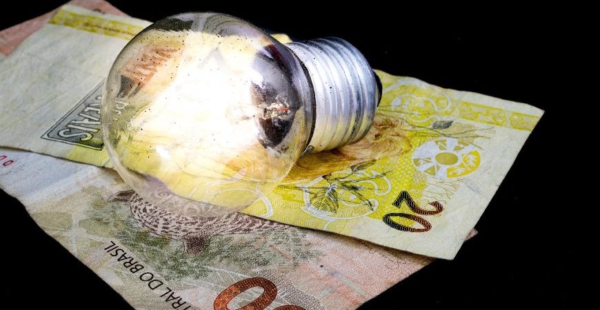 Projetos tentam suspender taxa extra na conta de luz em dezembro