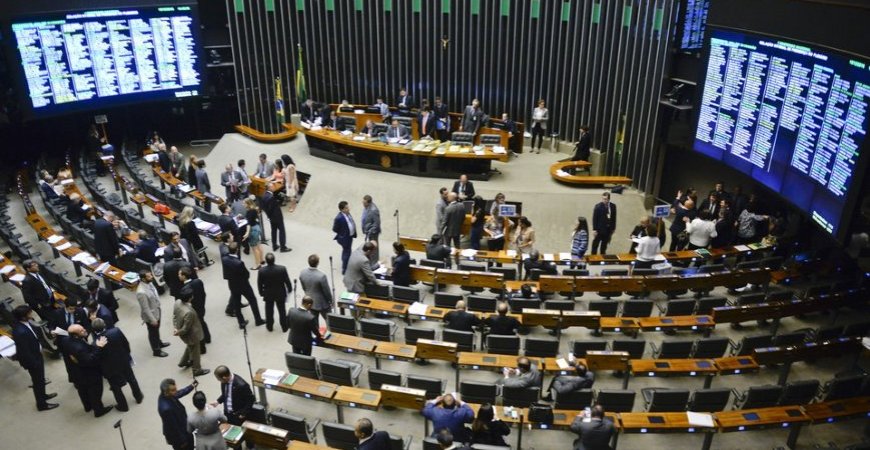 IRPF: proposta quer permitir dedução de gastos com passagens e hospedagens em 2021