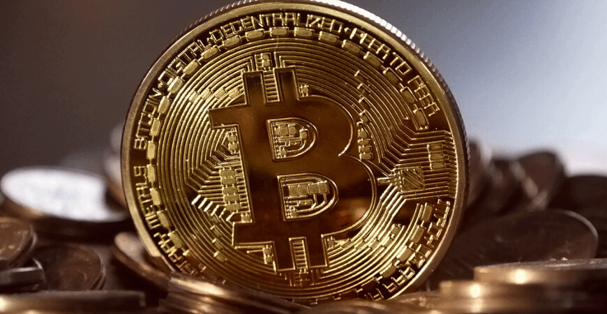 Bitcoin: Moeda digital bate recorde e passa a ser considerada por empresas