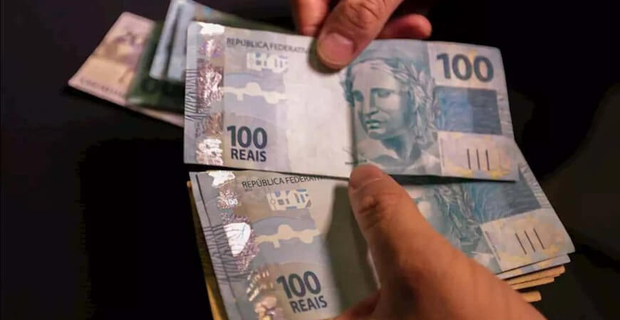Guedes diz que governo quer criar 'seguro-emprego' de R$ 500 para evitar demissões