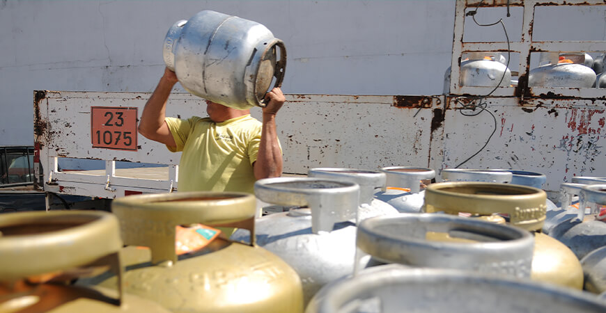 Programa para famílias mais pobres terem acesso a botijão de gás deve sair em dois meses, diz ministro 