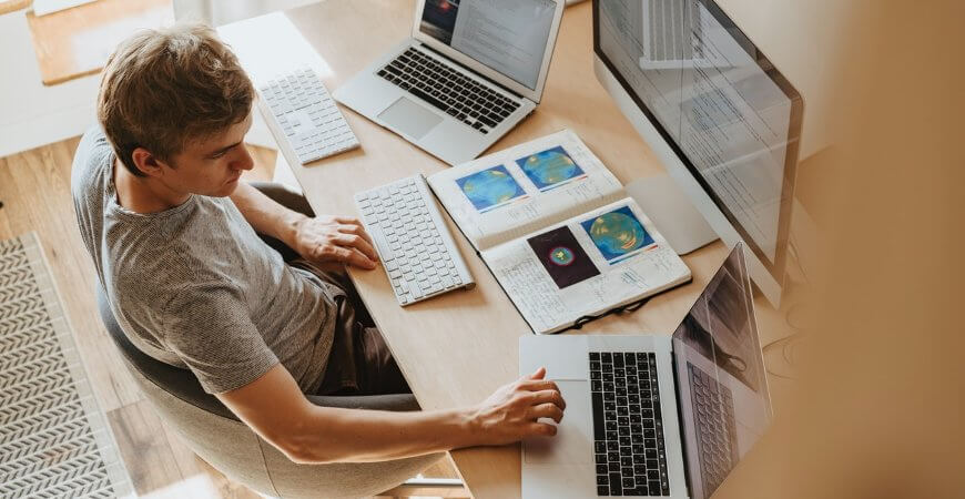 74% das empresas mudaram os planos de retorno ao trabalho presencial