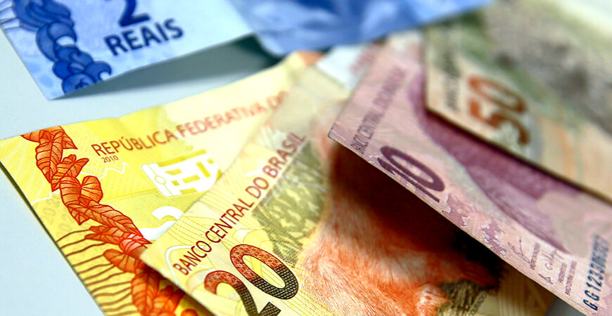 Real fecha outubro como a quarta moeda que mais perdeu valor em relação ao dólar
