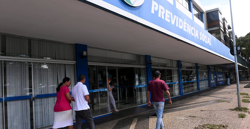 Novo presidente do INSS cria plano para acabar com fila de espera até julho de 2022; conheça as estratégias