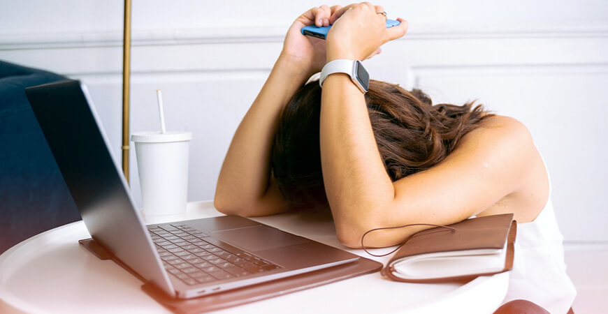 Síndrome de Burnout reclassificado como doença ocupacional impactará empresas, diz especialista 