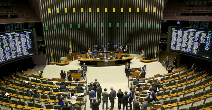  14º salário do INSS volta a tramitar na Câmara