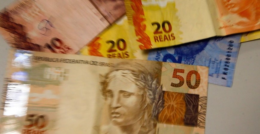 Nascidos em março e abril podem sacar abono salarial amanhã (15)