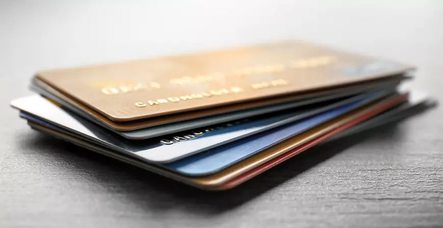 16 milhões de consumidores têm mais de três cartões de crédito
