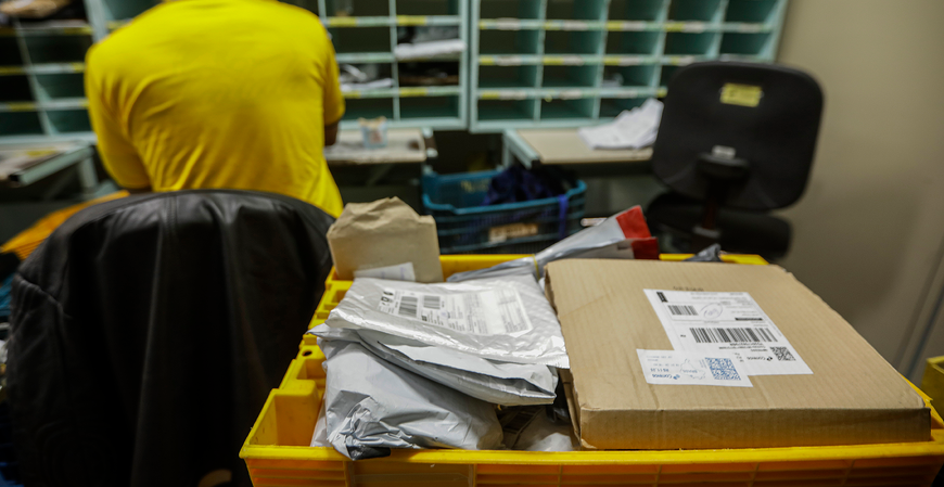 Criminosos elaboram novo golpe simulando mensagem dos Correios sobre encomendas retidas na alfândega
