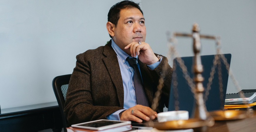 O equilíbrio entre a inovação e a responsabilidade jurídica; desaﬁos contemporâneos