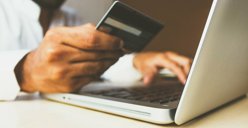 Saiba como evitar golpes na Black Friday com dicas essenciais de segurança digital