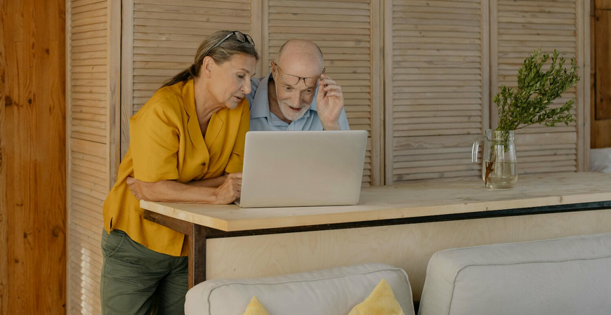 Governo já devolveu mais de R$ 1 bilhão em descontos indevidos do INSS, mas falhas ainda preocupam especialistas.