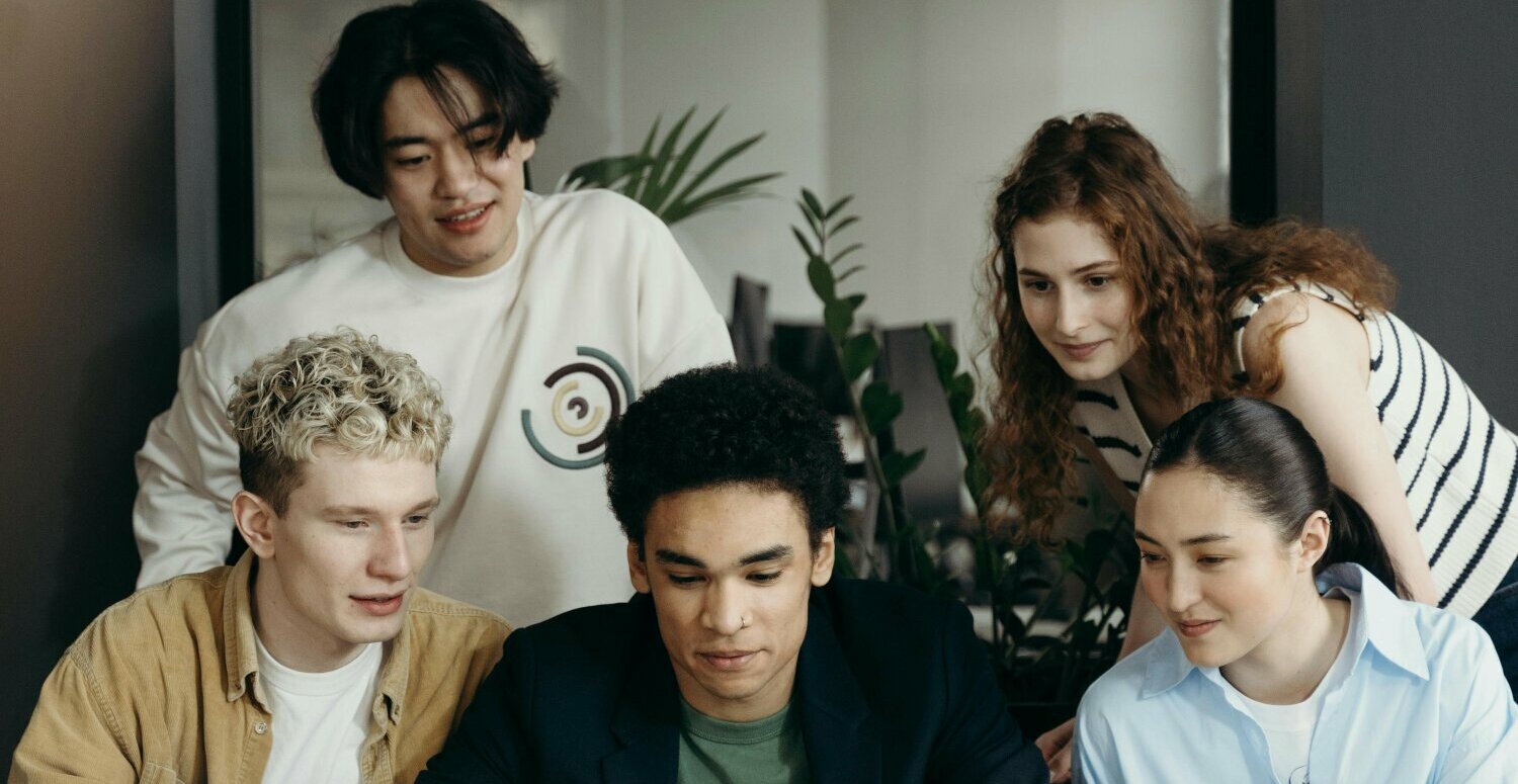 Millennials lideram afastamentos por saúde mental no trabalho em 2024