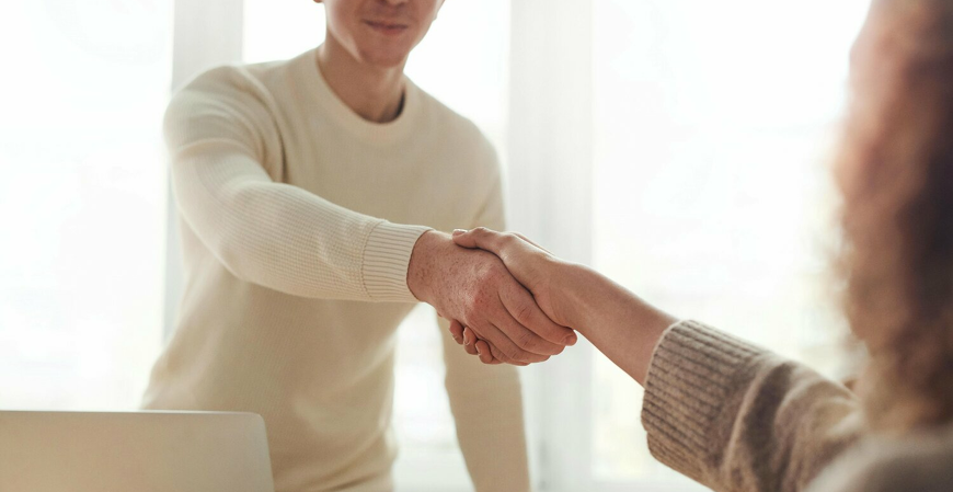 O cliente exige a redução dos honorários e acena que poderá sair; o que devo fazer?