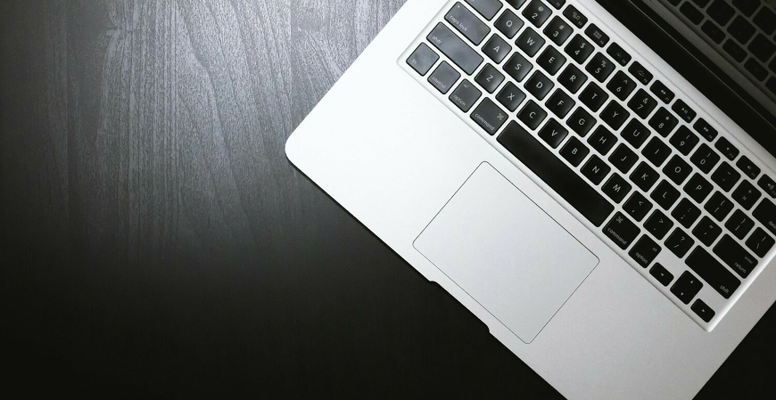 60% das empresas de serviços ainda dependem de acervos de papel, aponta estudo